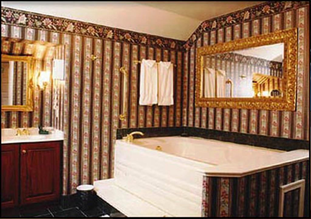 Bavarian Inn Шепердстаун Екстер'єр фото
