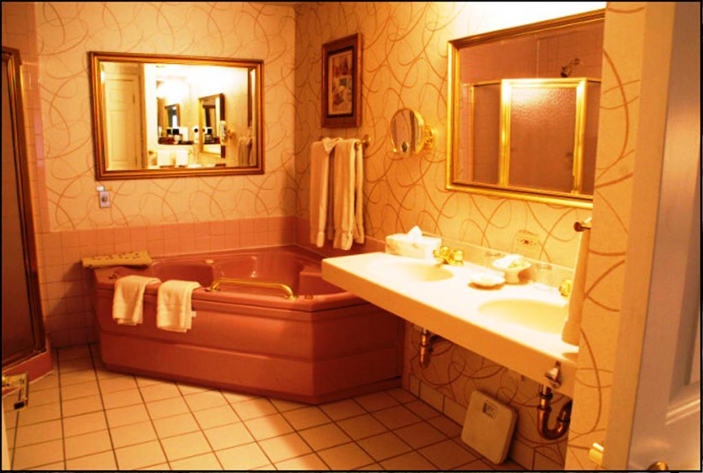 Bavarian Inn Шепердстаун Екстер'єр фото