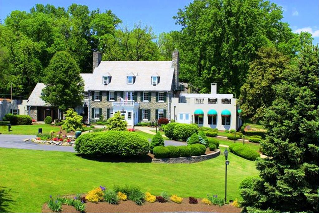 Bavarian Inn Шепердстаун Екстер'єр фото