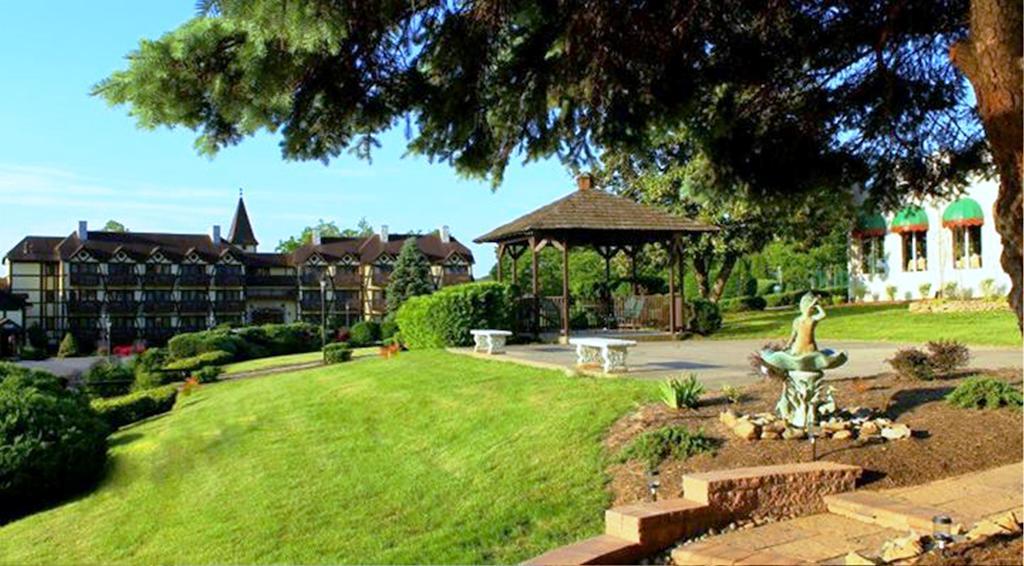 Bavarian Inn Шепердстаун Екстер'єр фото